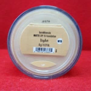 Matte loose powder foundation in light